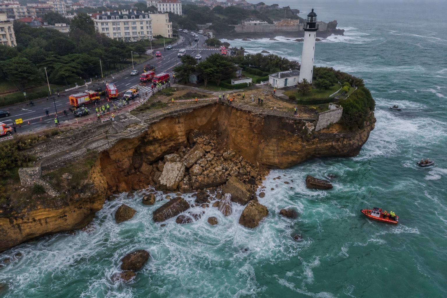 Un corps a été retrouvé à Biarritz suite à l'effondrement d'une falaise, tandis que les secours poursuivent leurs recherches pour retrouver un plongeur disparu.